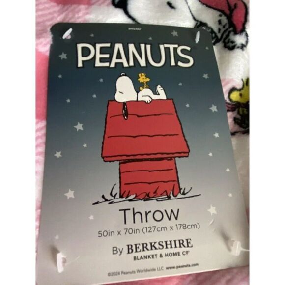 Peanuts Snoopy Woodstock Pink Holiday Throw Blanket Christmas 50 x 70” NEW - Picture 3 of 11